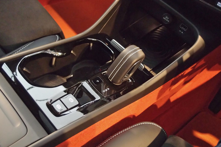 トランスミッションは8段ATのみ。シフトレバーのそばに、電子式パーキングブレーキのスイッチが配される。