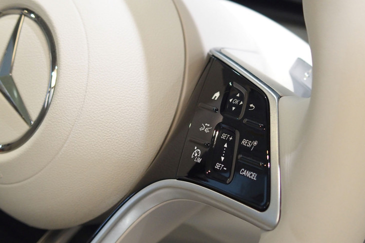 メルセデス・ベンツEQS580 4MATIC SUVスポーツ（ステアリングスイッチ）