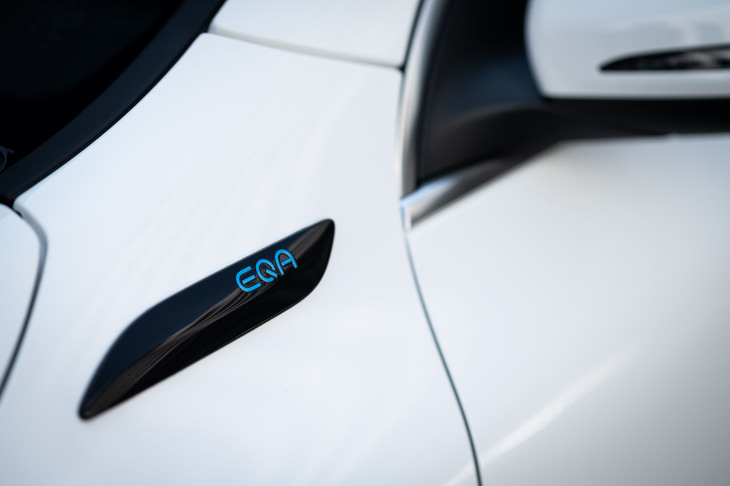 メルセデス・ベンツEQA250（「EQA」ロゴ）