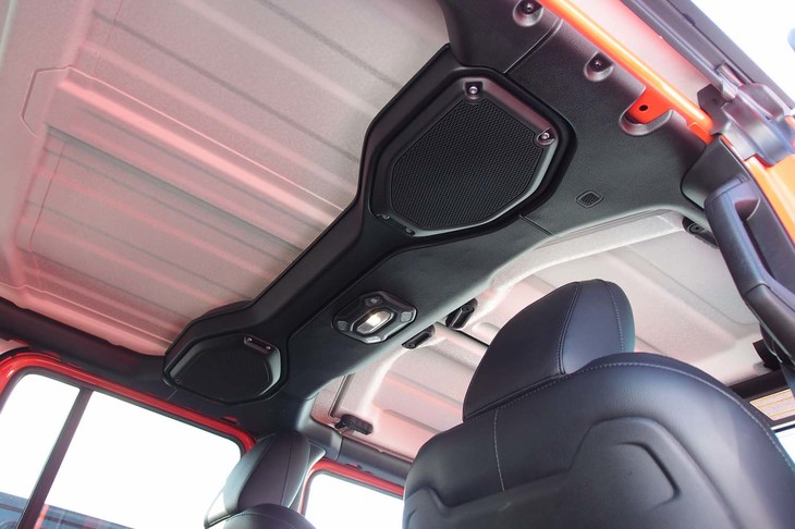 車内の天井を下から見上げたところ。ルーフパネル（写真の白い部分）は脱着式で、取り外せばオープンエアモータリングが楽しめる。Bピラーをまたぐフレーム（黒い部分）にはスピーカーが組み込まれている。