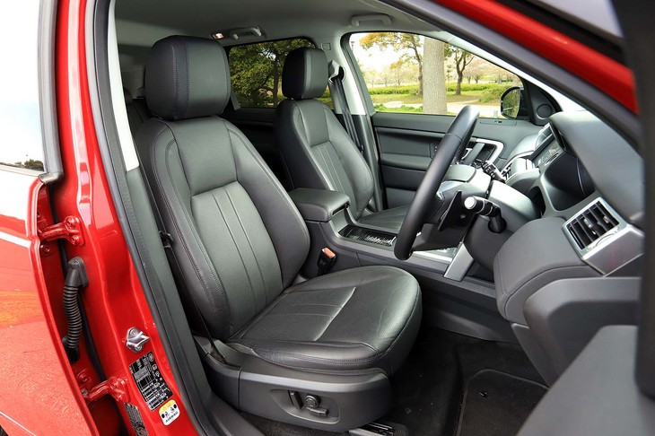 「HSE」に装備される、パーフォレーテッドグレインレザーシート。12wayの電動調整機構とポジションメモリー機能が搭載されている。