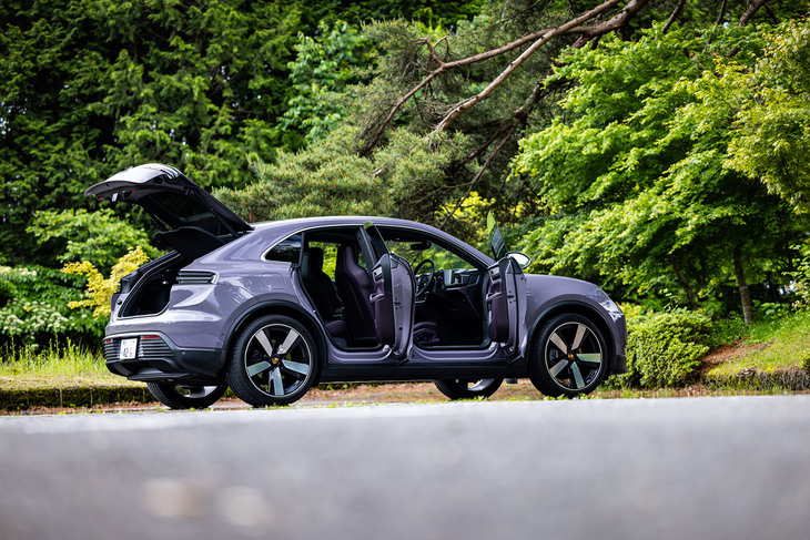 初代モデルとは異なり、サッシュレスドアが採用された新型「マカン」。リアドアの開口部が比較的大きく、見た目以上に乗り降りがしやすいのも特徴のひとつである。