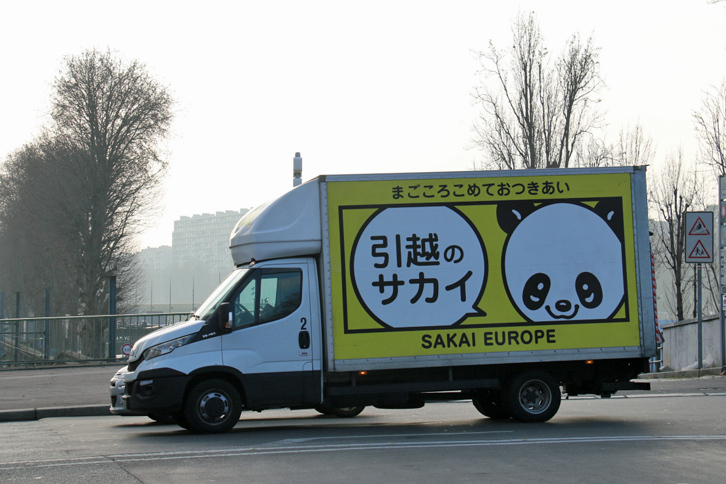 “日系企業つながり”の写真で息抜きを。セーヌ川の橋を渡る「引っ越しのサカイ」。日本人駐在員が多い15区ゆえ、日本からやってきたどこかのだれかさんが、帰任または着任するのだろう。