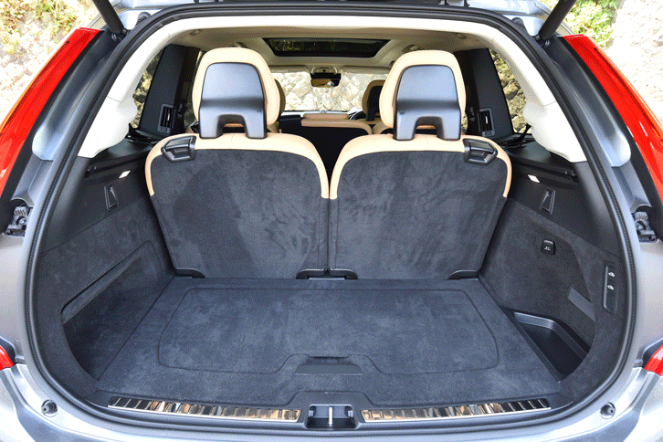 シートは3列目が5：5の2分割、2列目が4：2：4の3分割可倒式。エアサスペンション装着車には、リア側の車高を50mm下げることで荷物の積み下ろしを容易にする機能が備わっている。（写真をクリックすると、シートアレンジが見られます）