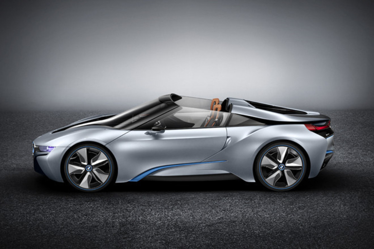 BMW i8 電動オープンカー　トイザらス BMW i8 ROADSTER 電動ドライブをオープンで楽しむ歓び!! でも車内は