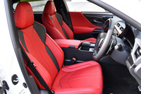 
	“Fスポーツ”専用のスポーツシートは、ヘッドレスト部に「F SPORT」ロゴのエンボス加工が施される。なお、後席のデザインは標準車と変わらない。
	