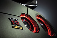 「日産GT-RプレミアムエディションT-spec」のエンブレム。写真のボディーカラーは新色の「ミレニアムジェイド」。