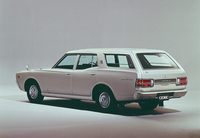 「セドリック バン」。セドリックには初代から4ナンバーの商用バンとボディーを共用する5ナンバーの乗用ワゴンが存在したが、この330型は商用バンのみとなった。なお、次世代の430型では乗用ワゴンが復活する。