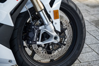 ブレーキは前がφ320mmのダブルディスクと4ピストンキャリパーの、後ろがφ220mmのディスクとシングルピストンキャリパーの組み合わせ。バンクしながらブレーキをかける際などの安全性を高める「ABS Pro」が装備される。