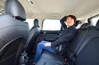 身長174cmの筆者が後席に座った様子。頭上には拳ひとつ分の余裕があった。