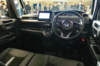 インテリアでは、本革巻きのステアリングホイールやシフトセレクター、各部に用いられたメタルスモーク偏光塗装の装飾パーツなどが特徴だ。