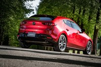 ボディーとシャシーには新世代の車両構造技術「スカイアクティブビークルアーキテクチャー」を採用。人間の感覚にフィットした乗り心地と操縦安定性を追求したという。