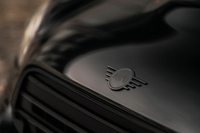 外装のエンブレムなどはピアノブラック仕上げになっている。