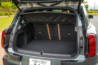 荷室容量は505リッターで、後席をたためば1530リッターまで拡張可能。フロアボードは脱着不可の固定式で、開けると床下の収納スペースが現れる。