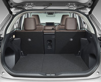 荷室の容量は390リッター（ガソリンのFF車の場合）。両サイドのえぐられている部分をうまく使うと9.5インチサイズのゴルフバッグを2つ収納できる。