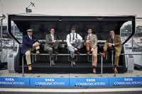 今年のドイツGPのタイトルスポンサーでもあったメルセデスは、F1出走200戦目の節目のレースに、ブランドのモータースポーツ活動125周年を重ねてきた。マシンのカラーリングも特別仕様なら、ドライバーやチーム首脳、エンジニアやメカニックまでもが、古き時代のユニフォームを復刻させて身にまとっていた。ハミルトンがポールを取った予選までは最高の出来だったものの、レースでは2点しか獲得できず、母国GPで惨敗となった。（Photo=Mercedes）