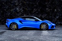 ボディーのスリーサイズは全長×全幅×全高＝4413×1895×1226mm。ホイールベースは2575mmで、前後ともにオーバーハングの短さが際立っている。