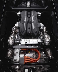 新開発パワートレインは、車体前方からエンジン、トランスミッションの順にレイアウトされている。