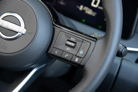 ステアリングホイールに備わる「プロパイロット」の操作スイッチ。高速道路を頻繁に走るドライバーにとっては、前走者追従機能付きクルーズコントロールを核とした運転支援システムは、いまや必須の装備といえるだろう。