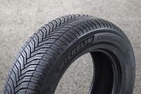 V字型のトレッドパターンにより、雪踏み性能と排水性能を高めている。