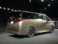 「アルファード」は540万円から、「ヴェルファイア」は620万円から。後でもっと安いグレードが追加されるのかもしれないが、新型は価格設定が強気だ。