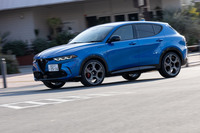 ボディーカラーはソリッドの「アルファレッド」「アルファホワイト」「アルファブラック」と、メタリックの「ヴェスヴィオグレー」「ミザーノブルー」（写真）の全5種類。メタリックカラーは上級モデル専用の有償色となる。