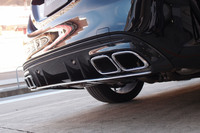 マフラーエンドは4本出し。カーボン製のディフューザーとともに、優れた動力性能を視覚的に印象づける。