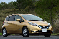 テスト車の「ノートe-POWER」は、「メダリスト」と名付けられた上級グレード。メッキバンパーをはじめ、専用のエクステリアが与えられている。