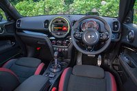 黒を基調に赤いアクセントがあしらわれたインテリア。各部にピアノブラックの装飾パネルが用いられている。