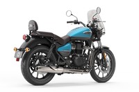 「メテオ350スーパーノヴァ」。写真のブルー×ブラックのほか、ブラウン×ブラックのタンクカラーが選べる。