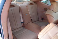 後席は、独立式の2人掛けとなる。写真は「LC500h“Lパッケージ”」のもの。