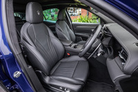 室内からドアを開ける場合は、アームレストに備わるアルミべゼル付きのプッシュスイッチを用いる。今回試乗した車両の前席には、12万円の有償オプションとなるシートベンチレーションが組み込まれていた。