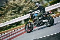 ライダーをサポートする先進装備も「XE」の特徴。同グレードには慣性計測ユニットが搭載されており、リーンアングルに応じてABSとトラクションコントロールの利きを自動調整する。