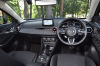 室内ピラーや天井には、ホワイト系のインテリアカラーが採用されている。スエード調の素材があしらわれたインストゥルメントパネルは上級グレードならではの装備。