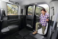 「わくわくゲート」は現行型「ステップワゴン」のウリのひとつ。写真のように、リアハッチから室内へと乗り込むこともできる。