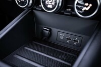 携帯端末とのコネクティビティ―も充実しており、前席用に2つのUSBポートとAUX、アクセサリーソケットが用意される。