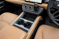 2025年モデルではセンターコンソールのデザインを刷新。カップホルダー前方にスライド式のトレイが追加されたほか（USBポートはその下にある）、スマートフォンのワイヤレスチャージャーのサイズが大きくなった（チャージャーそのものも全車標準装備になった）。