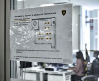 工場内の各所には、スタッフ同士が“安全な距離”を保つよう促す注意書きが添えられている。