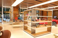 ブティック＆ギャラリー「STEER AND RING」の様子。ご覧の通り、クルマよりもライフスタイル系の商品を主役とした展示となっている。