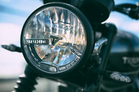 トライアンフのエンブレムとロゴがあしらわれたヘッドランプ。今日では大きなムーブメントとなっているネオクラシックと呼ばれるバイクだが、長年にわたりそのカテゴリーをけん引してきたのがトライアンフだった。