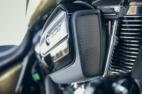 エンジンの左右に備わるラジエーター。「ミルウォーキーエイト」は基本的に空冷でありながら、排気バルブまわりはオイルで冷やすユニークな冷却機構を持っている。