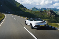 F1テクノロジーにインスパイアされたダブルディフューザーを用いて、最大で前60kg、後ろ120kgのダウンフォースが得られる。