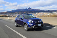 東京から離れるにつれ、車窓の風景にも山並みが目立つようになる。目的地は標高1800mに位置する、群馬県の万座温泉。