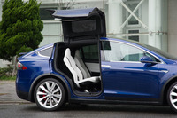 後席用のドアには「ファルコンウイングドア」と呼ばれる跳ね上げ式のドアを採用する。3つのセンサーが内蔵されており、開閉中に壁や天井などの障害物を感知すると自動的に止まる。