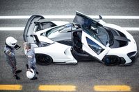 ボディーには軽さと剛性の高さを追求した、170以上のピースで構成されるカーボンモノコック「モノゲージIII」を採用。余談だが、F1マシンに初めてカーボンモノコックボディーを採用したのはマクラーレンだった。