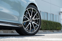 ホイールのサイズは標準が18インチ。セットオプション「AMGラインパッケージ」をセレクトした試乗車には、写真の19インチAMGアルミホイールが装着されていた。