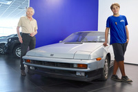 ニコロ氏と孫のヴァレンティーノ君。イタリアに2台輸入されたうちの1台という「スバル XT」（日本名 : アルシオーネ）とともに。