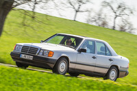 みんな大好きなW124世代の「Eクラス」。メルセデスのデザインが最も威光を放っていたのはこの時代だろうが、ただ当時にしても、「190シリーズ」やW140世代の「Sクラス」とは意匠が相似だった。メルセデス・ベンツの“金太郎アメ”戦略は、今日に限った話ではないのだ。