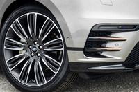 タイヤサイズは前後とも265/40R22。