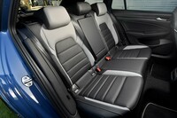 より長いホイールベースを生かし、後席には「ゴルフ」より大きなレッグルームを確保。「アクティブベーシック」以外のグレードには3ゾーンエアコンが標準で装備されており、後席でも温度調整が可能となっている。